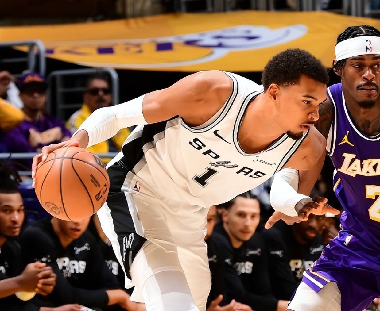 上海海港发布备战花絮；赛后强势反弹；NBA常规赛任务艰巨；赛程密集仍需轮换的简单介绍-爱游戏平台